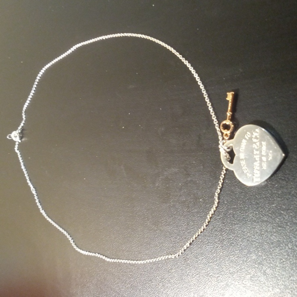 WOMEN'S TIFFANY AND CO. HEART SHAPED CHAIN AND PENDANT